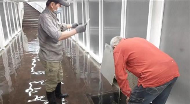 位于基隆市忠一路与孝二路口的人行地下道12日下午因抽水马达自动抽水功能故障，积水一度达6至7公分，市府工务处派厂商紧急修復后，积水才退去。（徐佑升摄）