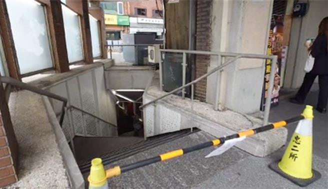 位于基隆市忠一路与孝二路口的人行地下道12日下午因抽水马达自动抽水功能故障，积水一度达6至7公分，市府工务处派厂商紧急修復后，积水才退去。（徐佑升摄）