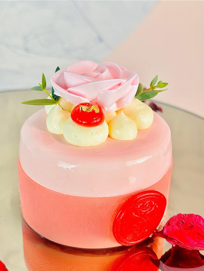 「丽致坊」母亲节限定轻巧款「草莓香缇」，适合妈咪独享，口味酸甜迷人。（丽致餐旅集团提供）