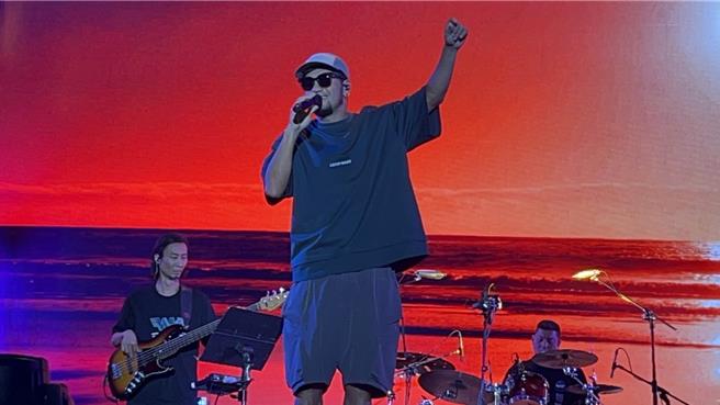 屏东三大日音乐节首日吸引2.5万人次朝圣，13日进入第2天以摇滚乐团为主题，请到张震岳重磅压轴，人潮直增3倍多，共涌入8.5万人次。（谢佳潾摄）