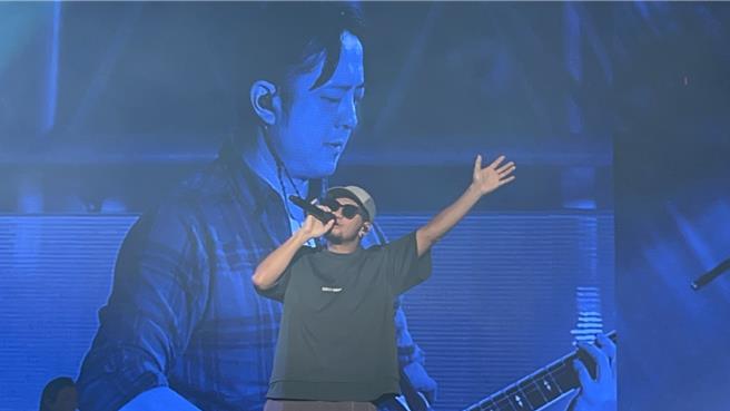 屏东三大日音乐节首日吸引2.5万人次朝圣，13日进入第2天以摇滚乐团为主题，请到张震岳重磅压轴，人潮直增3倍多，共涌入8.5万人次。（谢佳潾摄）