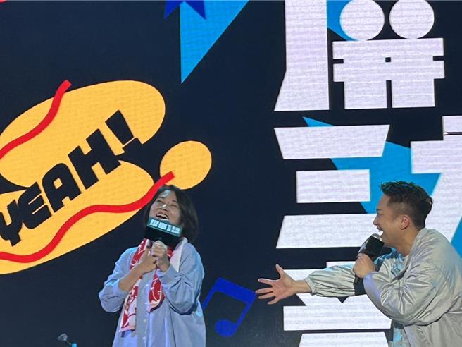 屏东三大日音乐节首日吸引2.5万人次朝圣，13日进入第2天以摇滚乐团为主题，请到张震岳重磅压轴，人潮直增3倍多，共涌入8.5万人次。（谢佳潾摄）