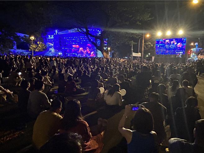 屏东三大日音乐节首日吸引2.5万人次朝圣，13日进入第2天以摇滚乐团为主题，请到张震岳重磅压轴，人潮直增3倍多，共涌入8.5万人次。（谢佳潾摄）