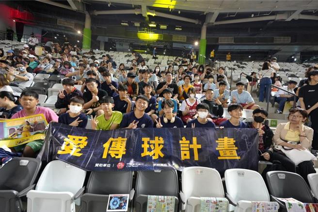 臺北大巨蛋变身篮球场，中信银行邀请新北市平溪国中、桃园市杨梅国中秀才分校共46位师生「开箱」体验。图／中信银行提供