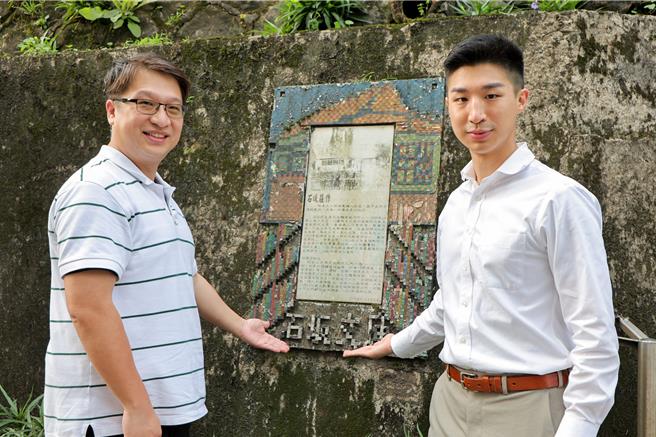 本周「基隆Podcast」主持人余治明（右）邀请陈云章（左）分享推动台湾社教文化的先驱石坂庄作的故事。其成立全台第一间私立公共图书馆—石坂文库，提升台湾人的知识水准。（基隆市政府提供／徐佑升基隆传真）