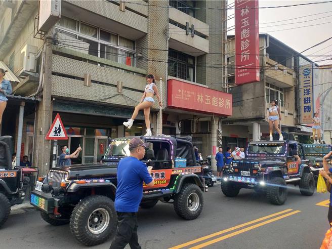 台中大甲鎮瀾宮媽祖回鑾，13日下午近5點自台中龍井進入沙鹿、清水，鑾轎隊伍時不時放出美麗煙花，街頭更出現鋼管辣妹熱舞，熱鬧不已。（潘虹恩攝）