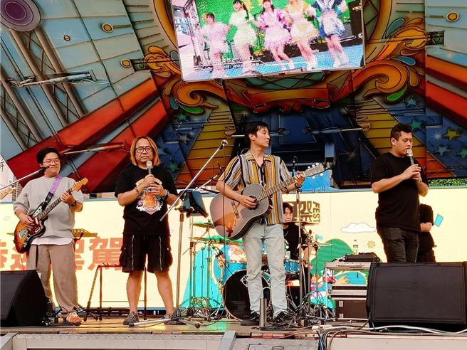 台中大甲鎮瀾宮媽祖回鑾，13日下午近5點自台中龍井進入沙鹿、清水，台中市議長張清照也邀請在地浮現祭樂團在服務處旁演出，期待吸引更多年輕人共襄盛舉。（取自張清照臉書粉專）