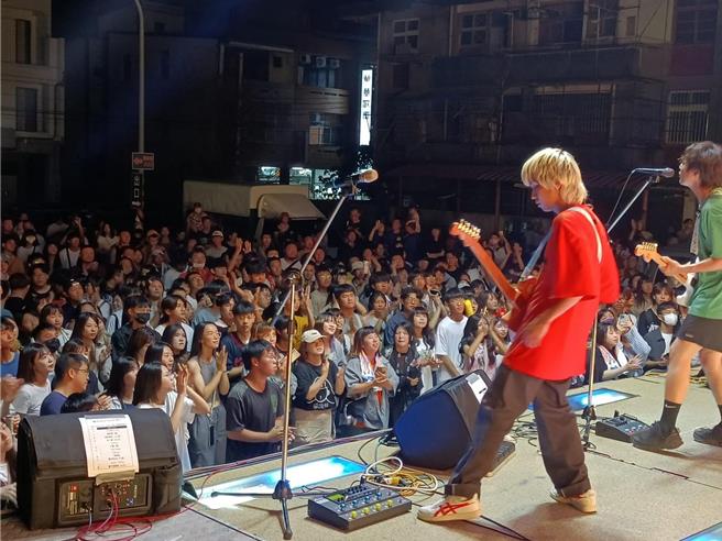 台中大甲鎮瀾宮媽祖回鑾，13日下午近5點自台中龍井進入沙鹿、清水，台中市議長張清照也邀請在地浮現祭樂團在服務處旁演出，期待吸引更多年輕人共襄盛舉。（取自張清照臉書粉專）