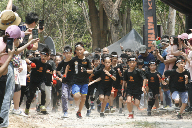 2024斯巴达障碍赛高雄站1500位小勇士竞争激烈。（大会提供）