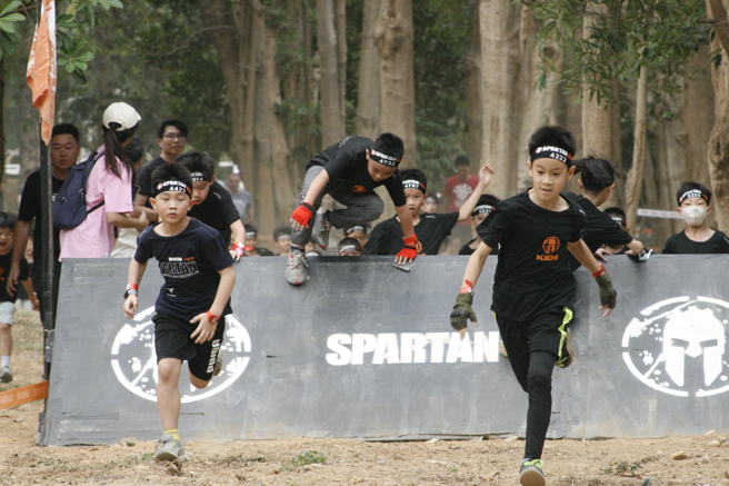 2024斯巴达障碍赛小勇士竞争相当激烈。（大会提供）