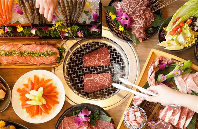 马辣集团旗下「熊一顶级烧肉」、「马辣顶级麻辣鸳鸯火锅」等7大烧肉和火锅品牌，共同推出平日下午「吃爆3小时」免加价方案诱客。（马辣国际餐饮集团提供）