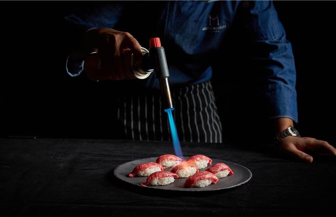 「彩匯」自助餐厅期间限定的「炙味‧火烤季」，以炙烤、炭烤等烹调方式推出多道飘香佳肴。（台北美福大饭店提供）