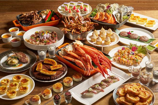 「彩匯」自助餐厅针对寿星推出「你生日我请客」优惠专案，当月寿星揪团庆生，于午、晚餐时段可享4位成人同行1位寿星免费的专属福利。（台北美福大饭店提供）