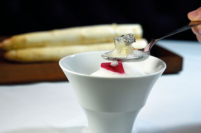 時值歐洲白蘆筍產季，〈鹽之華〉春菜菜單中也有〈白蘆筍濃湯．鮑魚．起司泡泡〉。 圖／姚舜