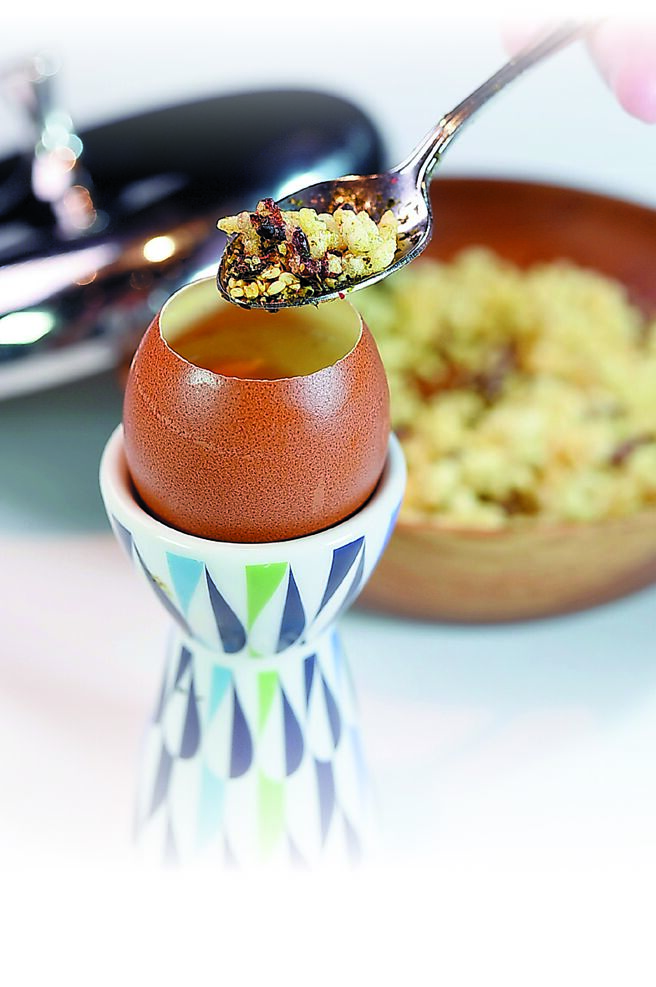 趣味小食〈鴨肝蒸蛋．甜點．米舒芙蕾〉，是老菜新做，蛋盅底層的蒸蛋下有鴨肝，上有甜酒與爆米花、海苔和白芝麻，增加口感與風味。 圖／姚舜