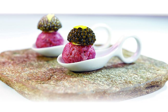 〈鹽之華〉春菜新菜的開胃小品〈和牛塔塔〉，魚子醬給得很多，主廚黎俞君說「既然要給，就給多點」，展現「豪氣」。 圖／姚舜