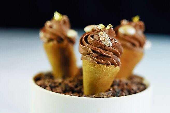 〈鹽之華〉春菜新套餐茶點〈巧克力威士忌花生甜筒〉。 圖／姚舜