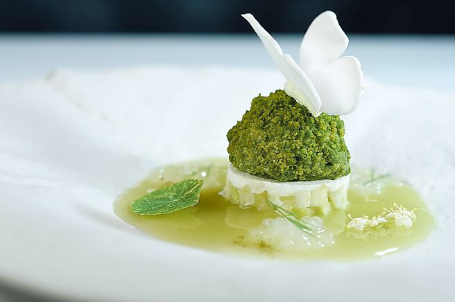 〈鹽之華〉春菜新套餐甜點〈春天的蝴蝶〉，底部是茴香頭搭配芭樂丁，上方是開心果烏龍茶脆餅，頂部是蛋白霜做的蝴蝶，旁邊是芭樂康普茶西谷米。圖／姚舜