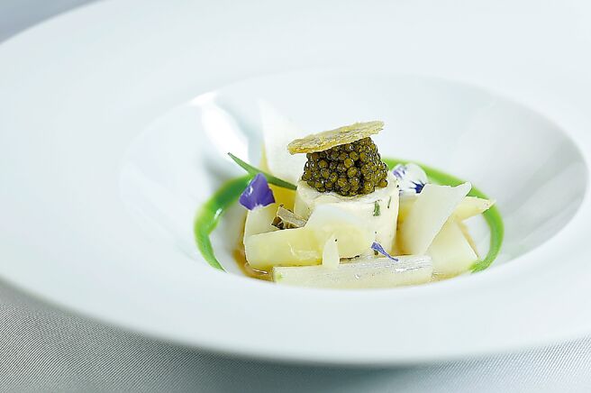 〈鹽之華〉春菜新菜〈薩索雞〉是將雞肉以龍蒿提味做成慕斯，以雞皮脆片置頂，搭配白蘆筍、並用青蘆筍醬和黃酒羊肚菌醬汁提味。 圖／姚舜