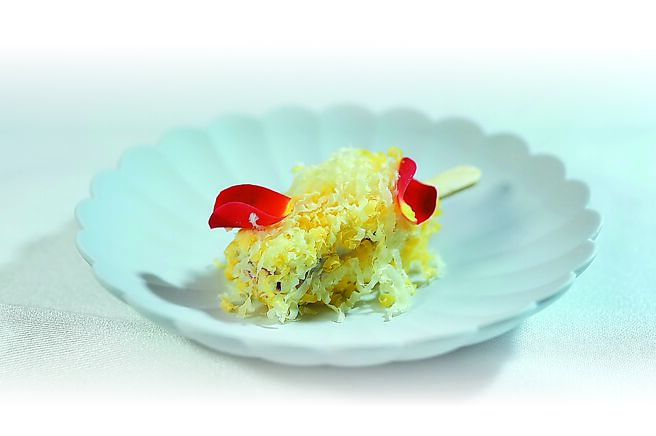 〈SENS〉每季菜单中必有用起司做的美食，图为用白霉布理起司搭配自制玫瑰果酱制成的〈起司雪糕〉，外层刨上米莫雷特、康提乳酪两种不同的起司，并用玫瑰花瓣装饰。 图／姚舜