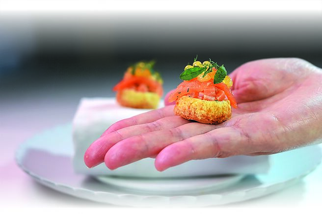 〈帝王鲑／乳酪泡芙／芳香万寿菊〉的泡芙壳带有康提乳酪风味，内馅有鲑鱼片、鲑鱼慕斯和鲑鱼塔塔，最上层为法国鳟鱼卵。 图／姚舜