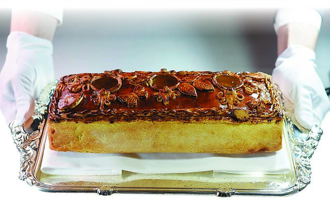 〈皇家肉冻派／鸭肝／洋梨〉为法国经典菜色，〈SENS〉主厨Darius将伊比利猪与葛玛兰黑猪结合数种特制香料调配腌渍后，与开心果、蘑菇、鸭肝层层堆迭烘烤，搭配上澄清鸡汤冻与洋梨杏桃蜜酱，咸甜层次分明。 图／姚舜