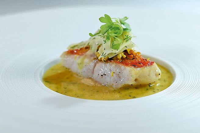 〈金目鲷／烟熏奶油／西芹根〉将肉质鲜嫩细致的金目鲷鱼，结合蔬果与烟熏海藻奶油制成的酱汁呈现，鱼肉上方并用柠檬油醋茴香头片搭配，富有草本清新及浓郁奶香与烟熏层次。 图／姚舜
