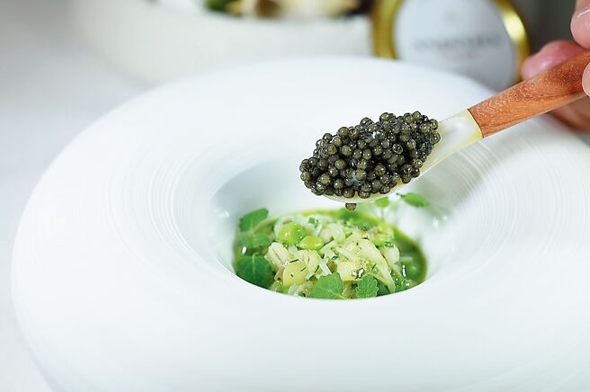 〈鱼子酱／雪蟹／发酵白芦笋〉底层为蛤蜊高汤与综合香草制成的香草蒸蛋，中层为香草雪蟹烩时蔬馅料，有发酵白芦笋，乾葱碎、甜豆、洋薏仁与雪蟹肉和蟹黄，再铺上Oscietra鱼子酱。 图／姚舜