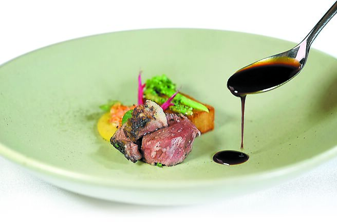 〈美国钻级羊排／红心地瓜／鼠尾草〉选用以有机饲料饲养的美国钻级羊的羊肋排部位料理，以优格、薄荷及香料腌渍后，带骨煎烤，并选用JLK阿里山精品咖啡作的咖啡澄清奶油提味。 图／姚舜