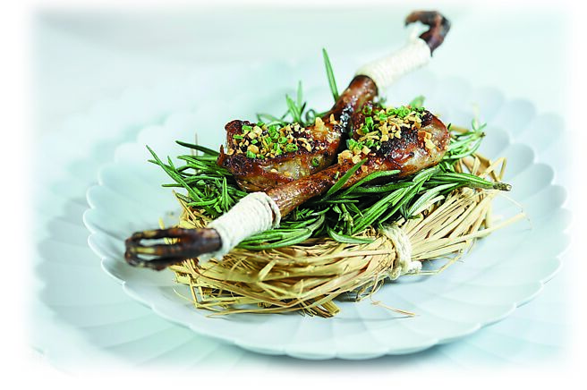 〈熟成乳鸽／牛奶洋葱／法式炖菜〉的乳鸽腿，以炭烤手法，撒上自制综合坚果，虾夷葱，巴萨米克醋酱，增添层次感变化。 图／姚舜