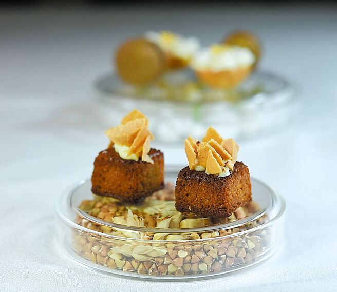 〈SENS〉法式餐厅春季新套餐的餐后茶点〈荞麦蛋糕〉。 图／姚舜