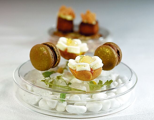 〈SENS〉法式餐厅春季新套餐的餐后茶点〈血橙荔枝小塔〉和〈金芝麻巧克力马卡龙〉。 图／姚舜