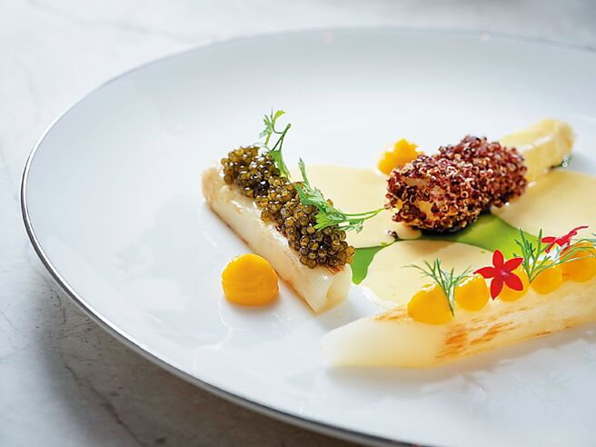 台北文華東方〈Bencotto〉義大利餐廳的〈白蘆筍、蛋黃醬、魚子醬、脆藜麥〉，是以魚子醬的鹹鮮、藜麥的酥脆，以及蛋黃醬的滑順，襯托白蘆筍的清甜。 圖／姚舜．台北文華東方酒店