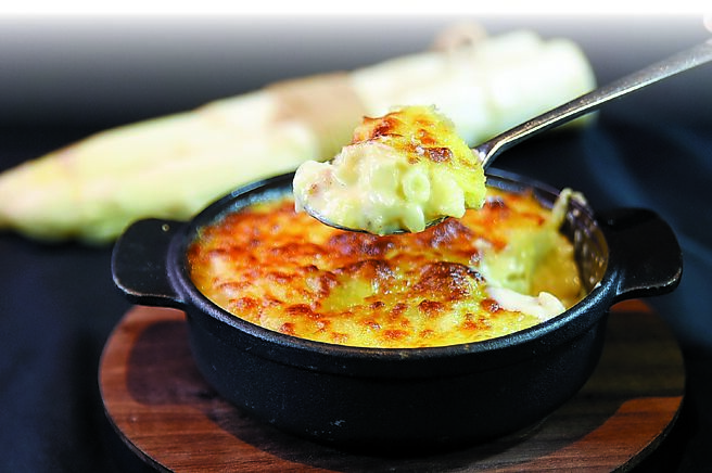 〈Robin's牛排屋〉的〈奶油起司．通心粉．白蘆筍〉，是以鮮奶油與帕達諾、艾曼塔與切達等三種起司混合製成白醬，再加入通心粉及白蘆筍，最上層再鋪上帕達諾與艾曼塔起司一起焗烤，風味濃郁、口感極富層次。 圖／姚舜．台北文華東方酒店