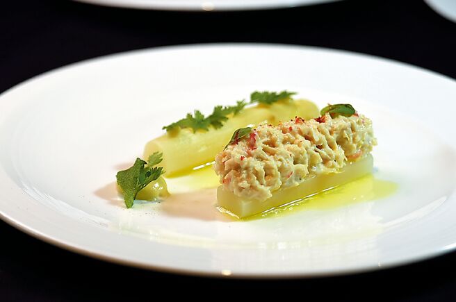 〈帝王蟹．白蘆筍．芥末蛋黃醬〉的帝王蟹肉，用了芥末蛋黃醬及法國辣椒粉提味。 圖／姚舜．台北文華東方酒店
