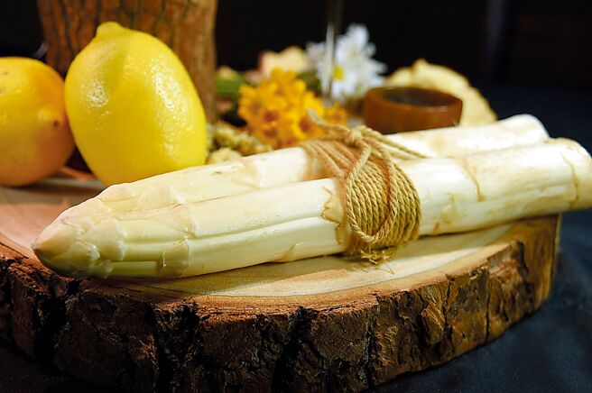 台北晶華〈Robin’s鐵板燒〉採用的白蘆筍，來自法國南部蘭德斯省，個頭不小、鮮甜多汁。 圖／姚舜．台北文華東方酒店