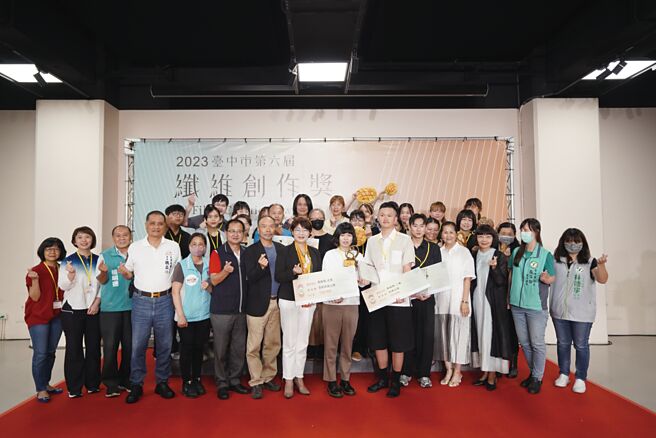 图为第六届纤维创作奖艺术类得奖者大合照。图／臺中市纤维工艺博物馆提供