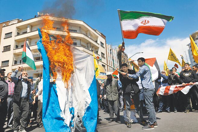 以色列轰炸伊朗驻大马士革大使馆，炸死数名官员，愤怒的伊朗民眾焚烧以色列国旗泄恨。（路透）