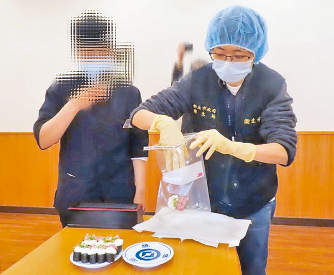 藏寿司再传疑似食物中毒案，新北市卫生局派员到店抽验民眾所食用相同品项食物。（新北市卫生局提供）
