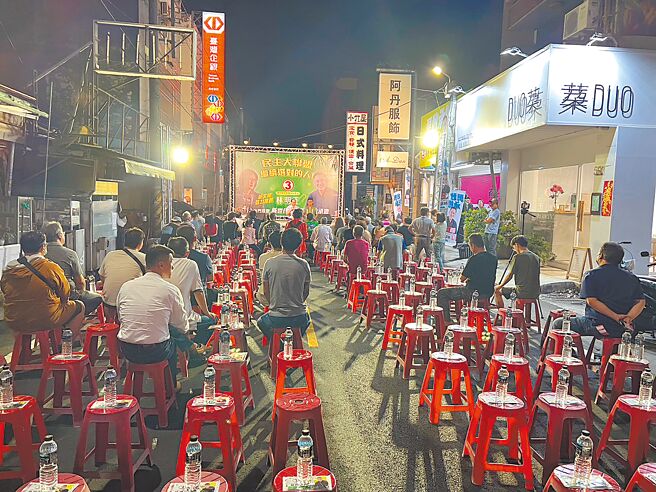 民进党徵召的云林虎尾镇长候选人林明正12日晚间举办民主音乐会，台下只有前排坐满，空板凳不少。（周丽兰摄）