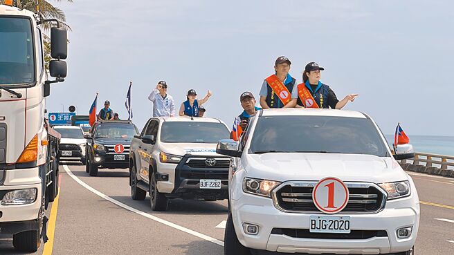 國民黨大武鄉長候選人王景昌（前中）12日車隊掃街，國民黨祕書長黃健庭（後左）及國民黨台東縣黨部主委吳秀華（後右）陪同。（蔡旻妤攝）