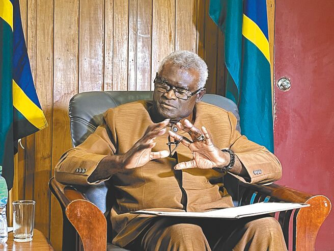 索罗门群岛总理苏嘉瓦瑞于2019年回锅后，迅即与台湾断交，转而和北京建立正式关系。（新华社）