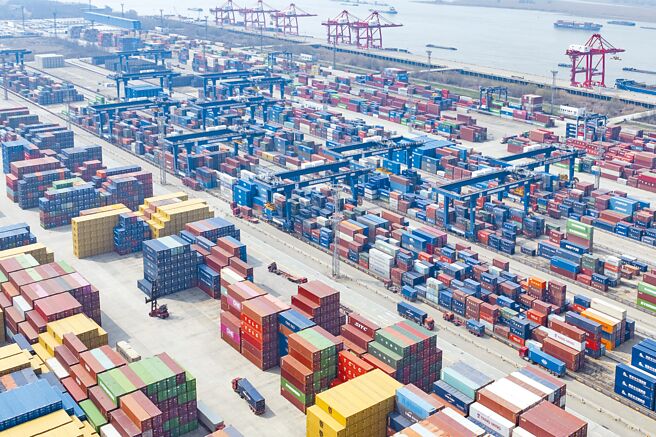 大陆海关总署12日公布进出口数据，第1季进出口总值1兆4313.4亿美元，比去年同期成长1.5％。图为江苏南京龙潭港进出口货柜码头。（中新社）