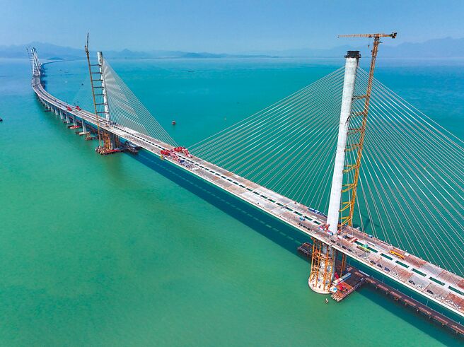 為了促進粵港澳大灣區發展，香港首次提出大灣區的法治建設藍圖。圖為串聯大灣區的黃茅海跨海通道高欄港大橋。（新華社）