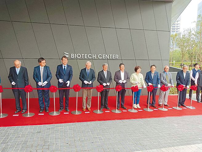 国科会于12日举行新竹生医园区第3生技大楼启用典礼，行政院长陈建仁等人参与，见证新竹生医园区发展的里程碑。（邱立雅摄）