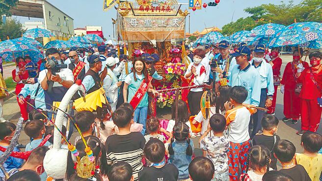 台南正统鹿耳门圣母庙土城香遶境12日起跑，途经幼儿园时，老师带着幼儿一起向妈祖神轿合掌祈福。（程炳璋摄）