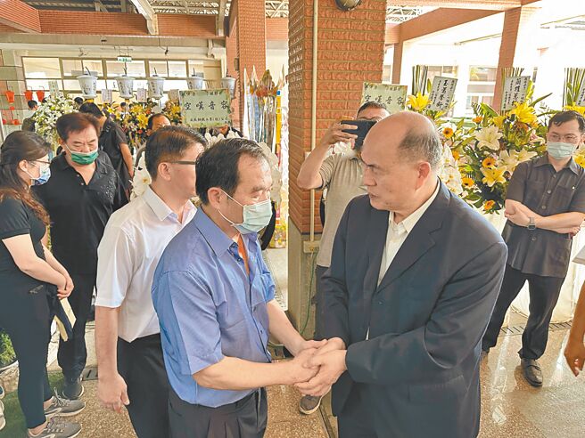 台南市警局长廖宗山（右）参加梁姓女警告别式，并向梁女父亲慰问致意。（读者提供／程炳璋台南传真）全国各县市安心专线1925