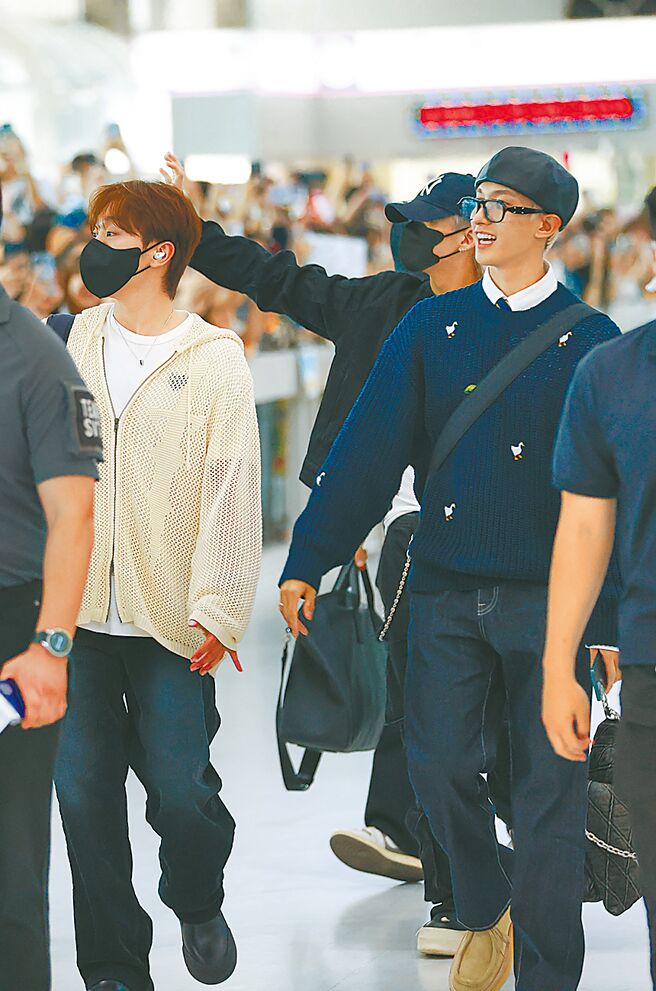 SEVENTEEN小队BSS（夫硕顺）成员夫胜寛（左起）、Hoshi、DK 12日抵达台湾。（读者提供）