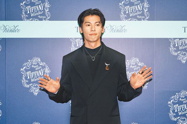 Tiffany & Co.品牌大使许光汉，到东京参观「Tiffany Wonder蒂芙尼瑰丽绮境」展。（Tiffany提供）