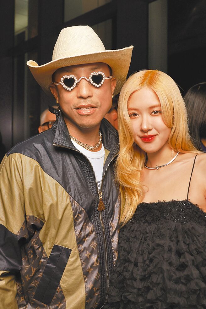 美国歌手菲董（左）与韩国女星Rose力挺展览，两人开心合影。（Tiffany提供）